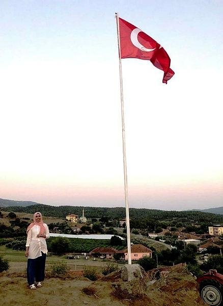 Manisa’da alkışlık hareket! İmece usulü ile mahalleye dev Türk bayrağı diktiler