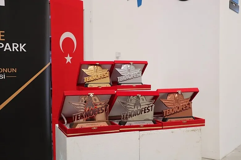 izmirden-teknofeste-damga-vuran-basari-3-birincilik-geldi-1791533896353.jpeg