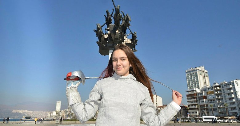 İzmirli Deniz Selin kılıcıyla tarih yazdı