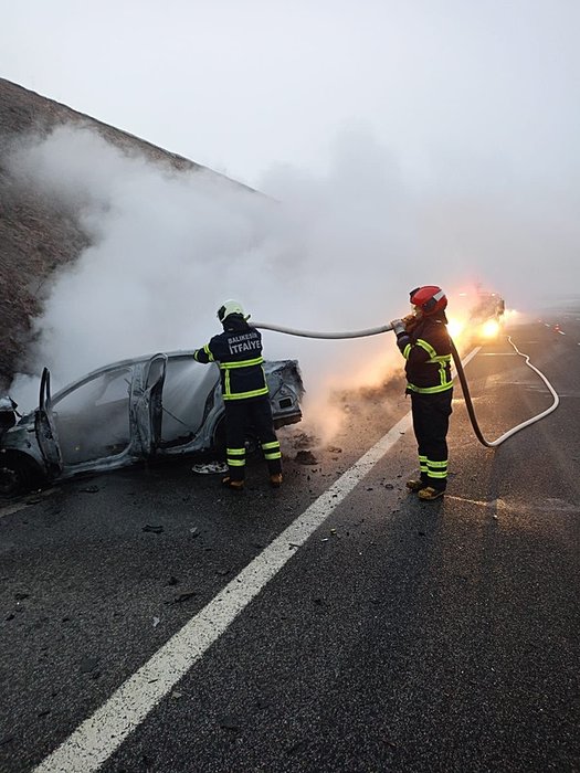 Balıkesir’de kamyona çarpan araç alev alev yandı!
