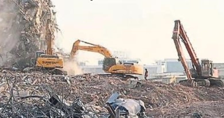 İzmir’de hasarlı binalar yıkılıyor