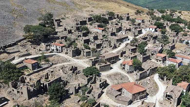 gokceadada-hayalet-koy-250-yillik-rum-evleri-havadan-goruntulendi-1787729110800.jpeg