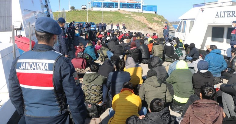 İzmir’de göçmen operasyonu: 442 düzensiz göçmen ve 8 göçmen kaçakçısı yakalandı