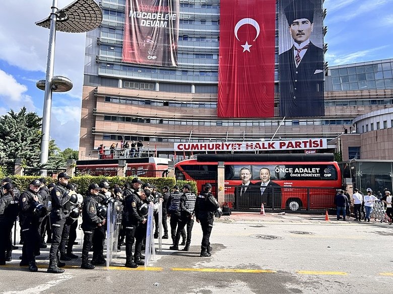son-dakika-chp-genel-merkezi-onunde-tahliye-gerginligi-1779604839225.jpeg