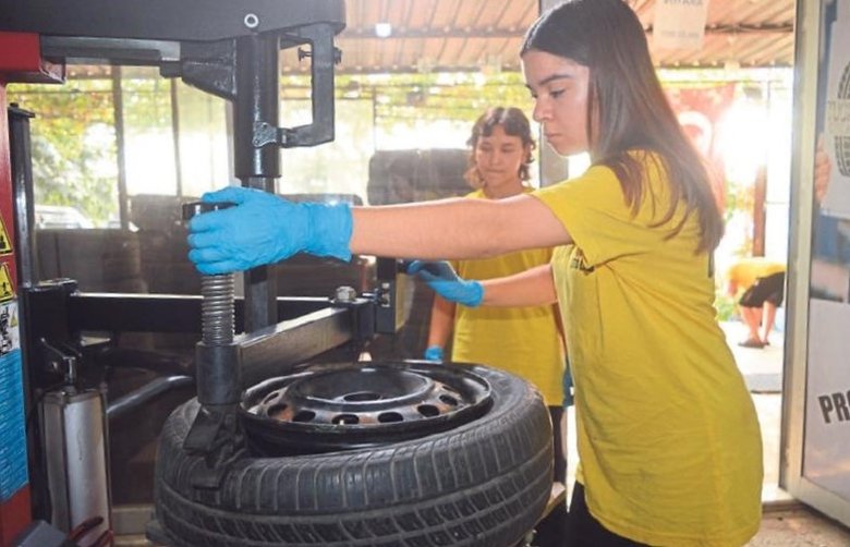 Çine’nin araba lastikleri liseli kuzenlere emanet