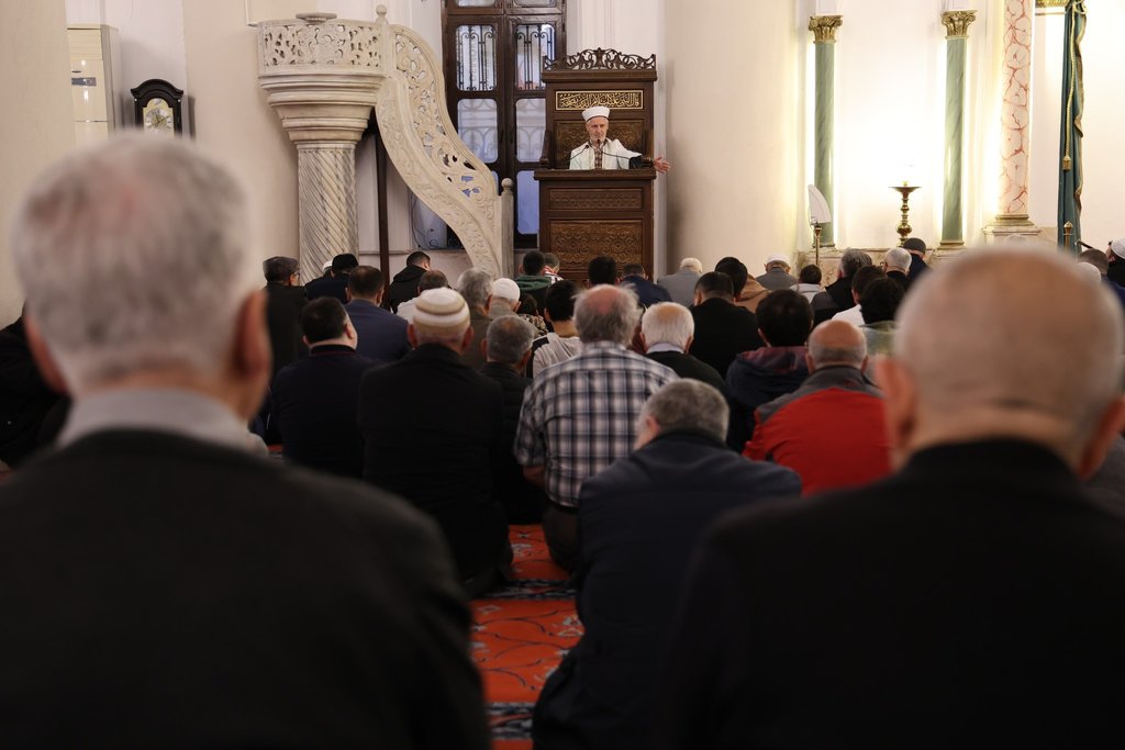 İzmir’de bayram namazı için vatandaşlar Tarihi Hisar Camii’ne akın ettiler