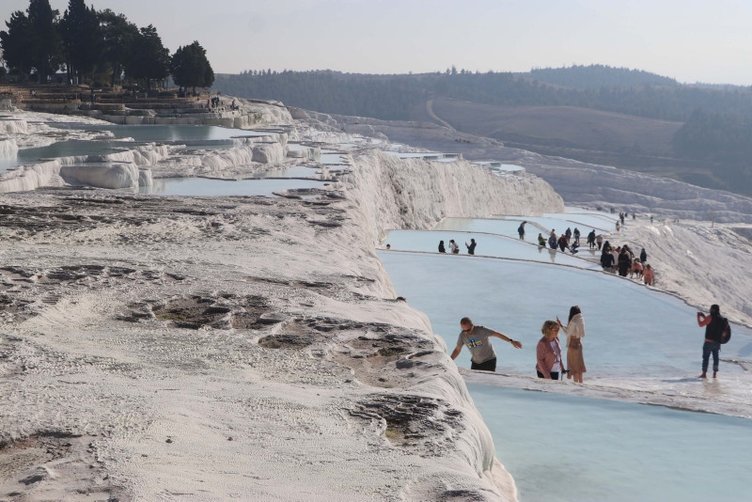 ’Beyaz Cennet’ Pamukkale 2023’te rekor kırdı! 2 milyon 200 bin kişi ziyaret etti