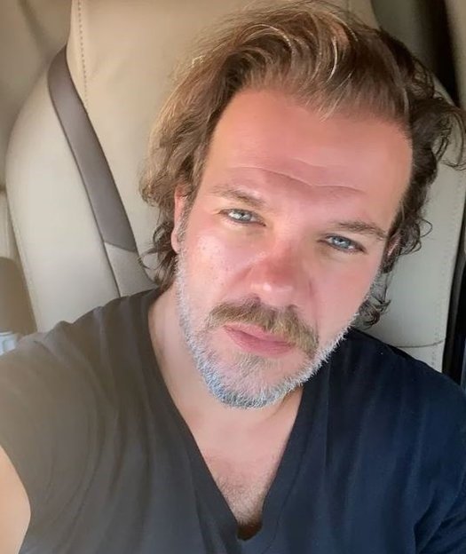 Tolga Karel babasının cenazesinde yoktu! Ama arkasında bırakıp gittiği oğlu oradaydı