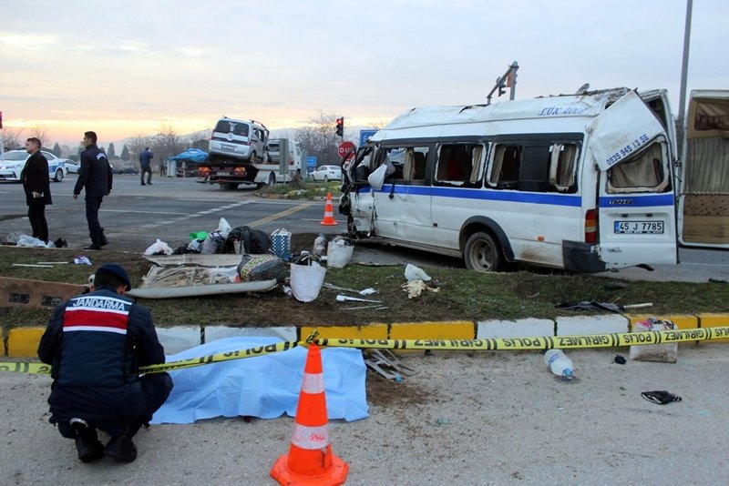 Manisa'da can pazarı! Tarım işçilerini taşıyan minibüs kaza yaptı: 1 ölü, 24 yaralı