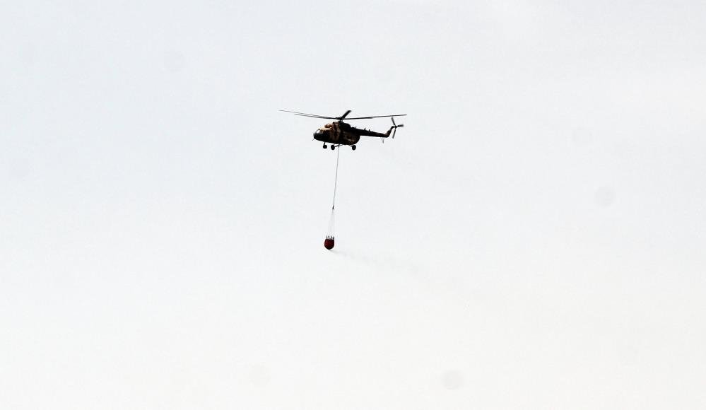 Skorsky helikopterlerin alevlere karşı mücadelesi göz doldurdu