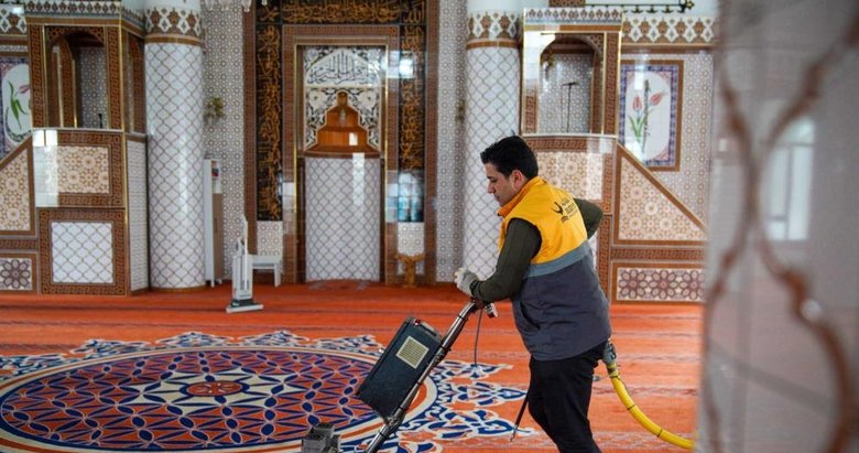 Ekipler kollarını sıvadı: Aliağa’da Ramazan öncesi ibadethane temizliği