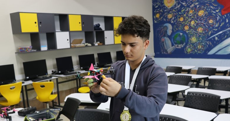 Kütahyalı lise öğrencisi uluslararası yarışmada sıfırdan dron yaparak şampiyon oldu
