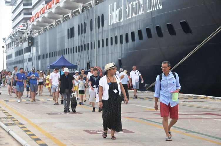 Dev gemi Aydın Kuşadası’na geldi! Yüzlerce turist akın etti