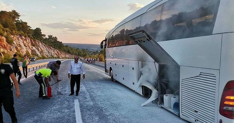 Turistleri taşıyan otobüste yangın paniği