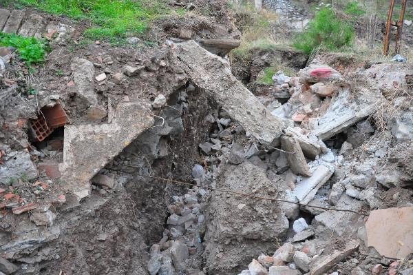 Manisa’da ölüm korkusu! 5 ev tahliye edildi