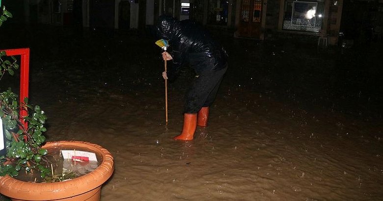 Foça’yı sel vurdu! Sokak ve caddeler suyla doldu