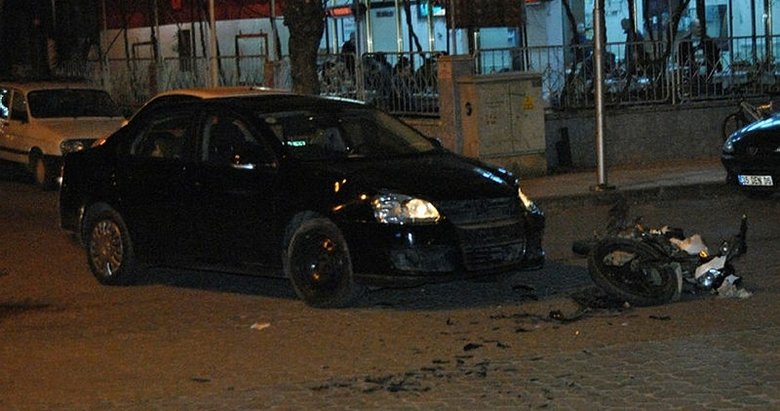 İzmir’de otomobille çarpışan motosikletin sürücüsü ağır yaralandı