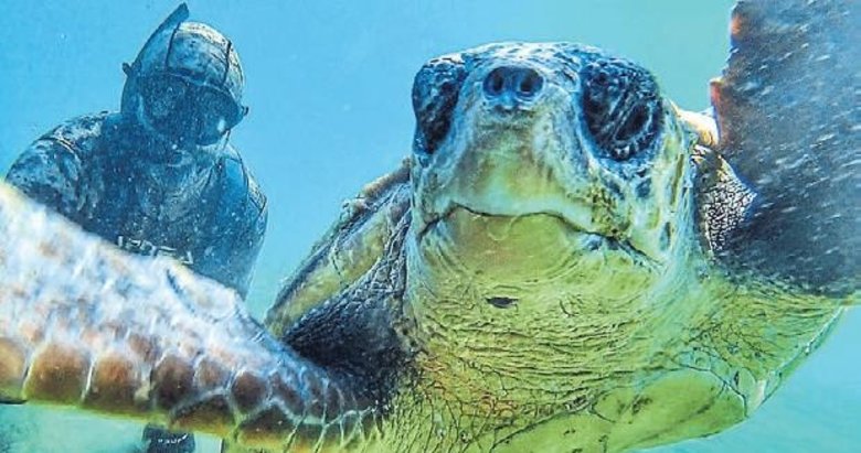 Rekortmen dalgıçtan carettalı selfie