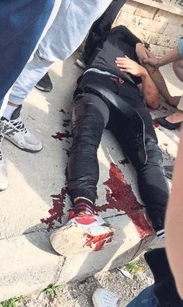 Lise öğrencisi okul önünde bıçaklandı