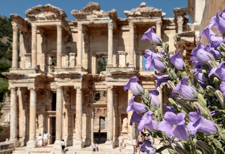 Efes Antik Kenti’ne ziyaretçi akını! Salgının izi kruvaziyer turizmiyle siliniyor
