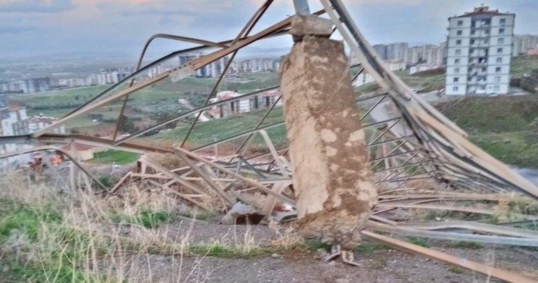 İzmir’de facia teğet geçti! Toprak kayması yüksek gerilim hattını yıktı
