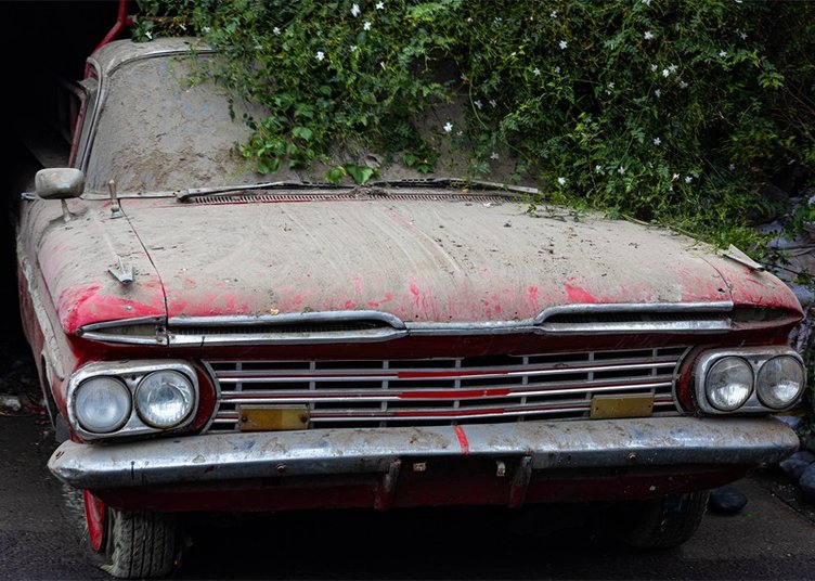 İzmir’de 15 yıl boyunca garajda saklanan otomobil görenleri şaşırttı