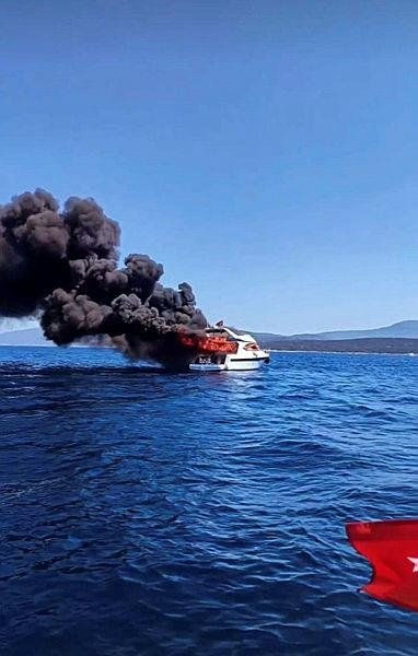 Bodrum'da milyon dolarlık tekne alevlere teslim oldu! Yangında mahsur kaldılar...
