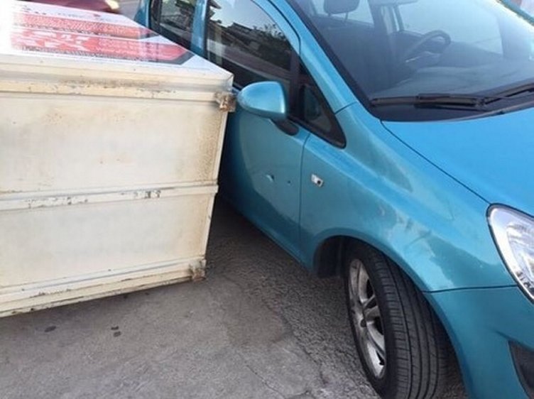 İzmir’de şiddetli rüzgar hayatı olumsuz etkiledi