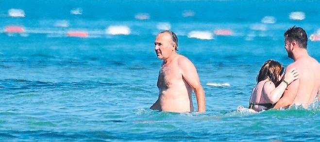 Sarp oğluyla denizde oynadı