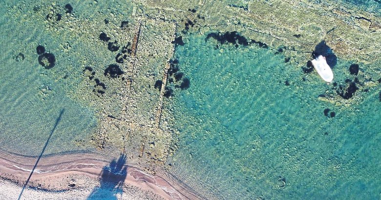 Dikili’de yüzerken antik liman buldu