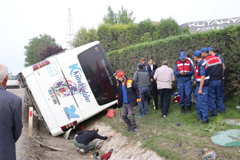 Kütahya’da yolcu otobüsü devrildi