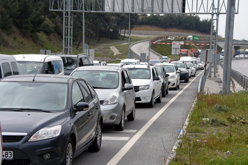 İzmir’de kilometrelerce araç kuyruğu oluştu