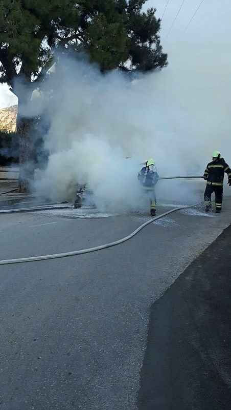 Alev alev yanan otomobil kullanılamaz hale geldi