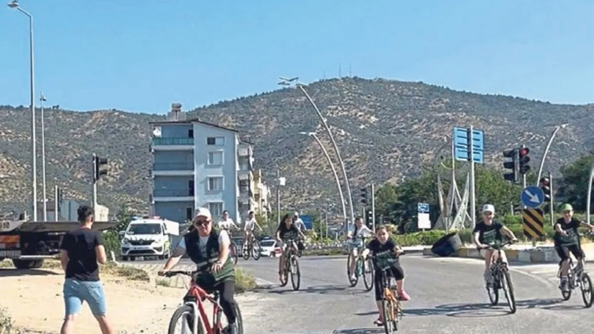 İzmir'de sağlıklı yaşam için bisiklet sürdüler!