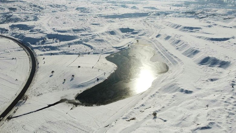 Maden sahasındaki gölet buz tuttu