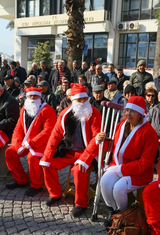 İzmir’de Balçova arsa mağdurlarından Noel Baba kıyafetli protesto