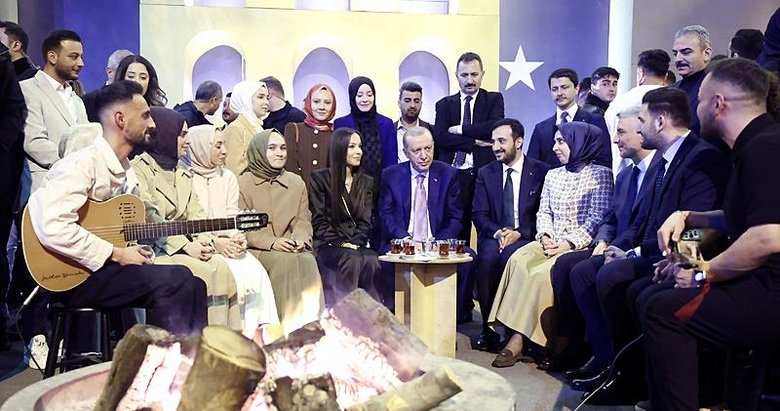 Başkan Erdoğan İstanbul İl Başkanlığı önünde gençlerle bir araya geldi