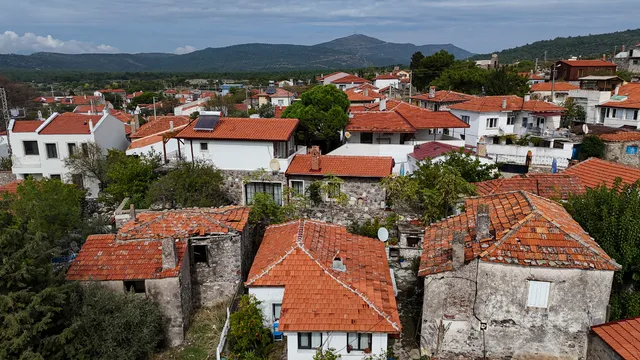 izmirin-700-yillik-koyu-dunyaya-ornek-oldu-izmirde-her-sokaginda-ayri-bir-hikaye-olan-o-koy-1793440384958.png