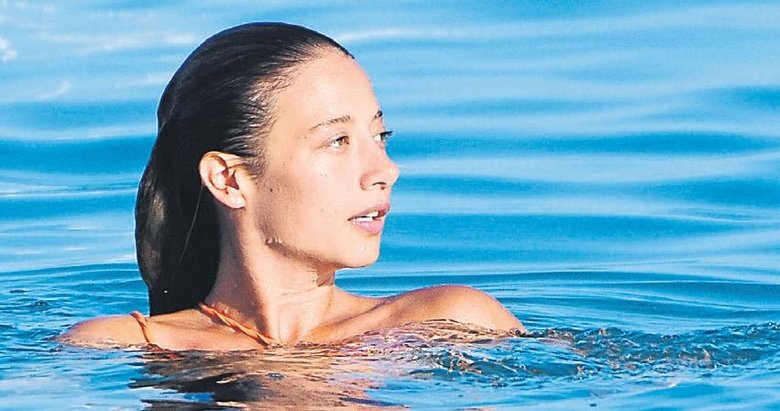 Aleyna Çeşme tatilinde