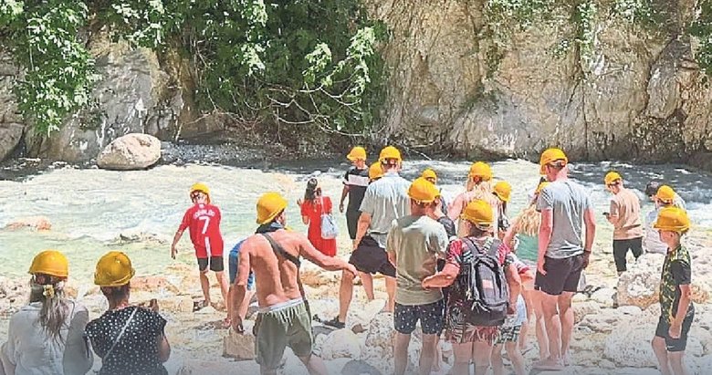 Saklıkent Kanyonu’nda serin sulara koştular