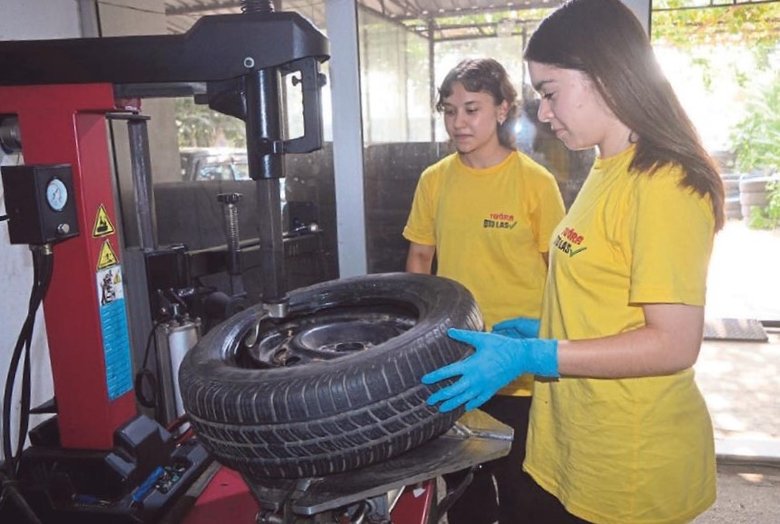 Çine’nin araba lastikleri liseli kuzenlere emanet
