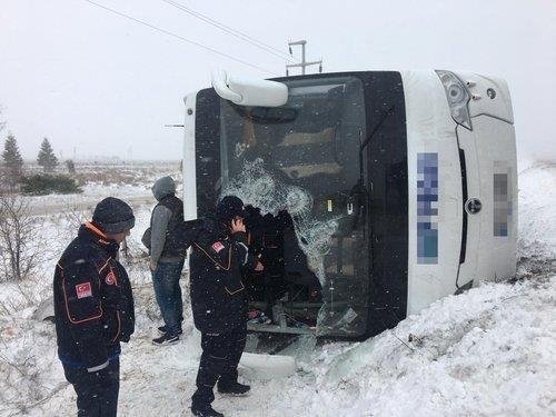 Tur otobüsü devrildi! Korkunç kazada can pazarı