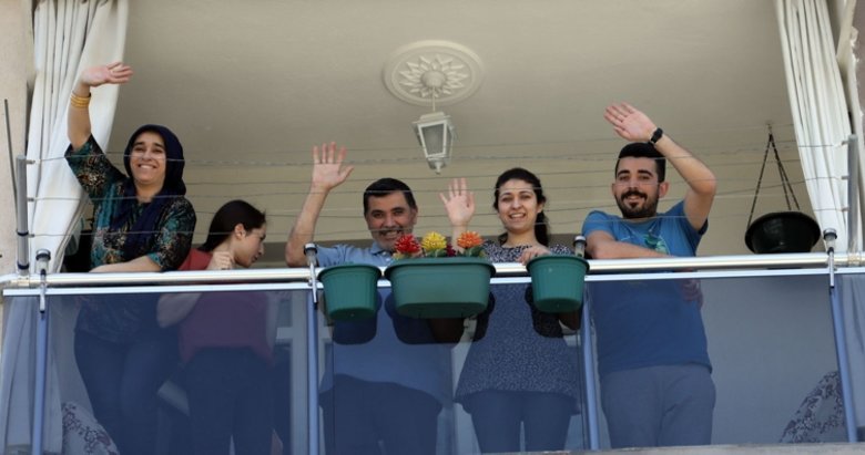 Afyonkarahisarlılar Ramazan Bayramı coşkusunu evlerinin balkonunda yaşadı