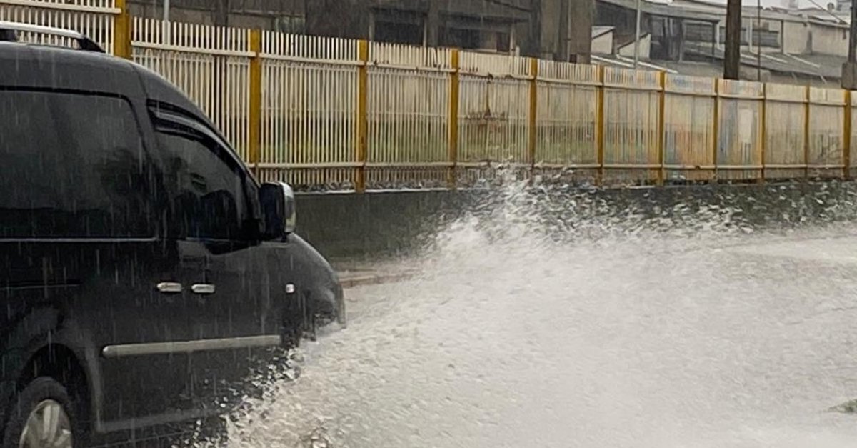 İzmir yine bildiğimiz gibi: Yollar göle döndü, trafik kilitlendi!