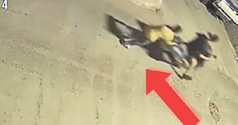 Biri 13 yaşında 2 hırsız kameralara yakalandı