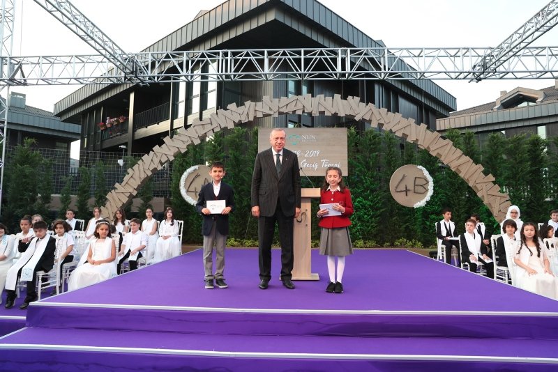 Başkan Recep Tayyip Erdoğan torunu Mahinur Albayrak’ın mezuniyet törenine katıldı.