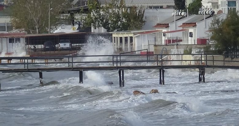 Lodos fırtınasında dev dalgalar evlere kadar ulaştı