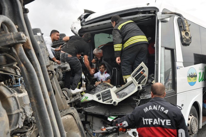 Manisa'da korkunç otobüs kazası - Yaşam Haberleri