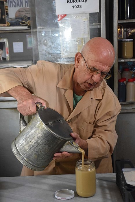 İzmir’in 96 yıllık helvacısı! Yıllardır aynı yerde hizmet veriyor