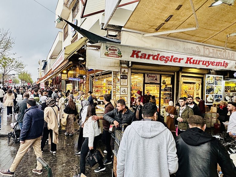 Yurt genelinde boykot çağrısına rağmen alışveriş noktalarında hareketlilik yaşandı